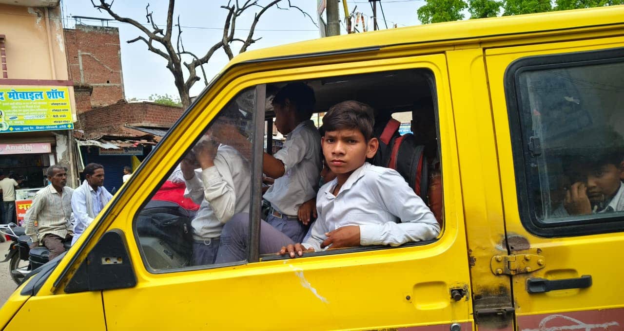 अमेठी शहर में ओवरलोड होकर बच्चों को ले जाता स्कूल वाहन। संवाद