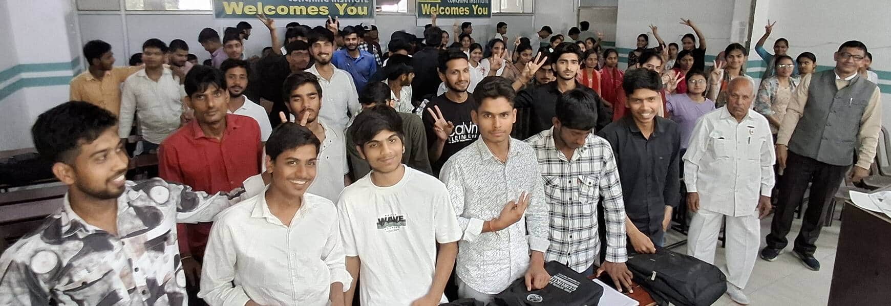 अपनी मांग रखते युवा। स्रोत : संस्था