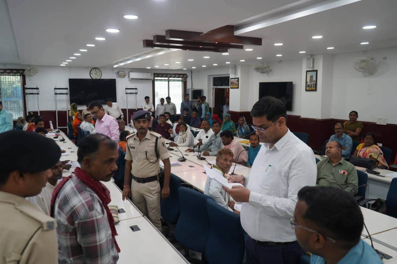 मौके पर मौजूद अधिकारी