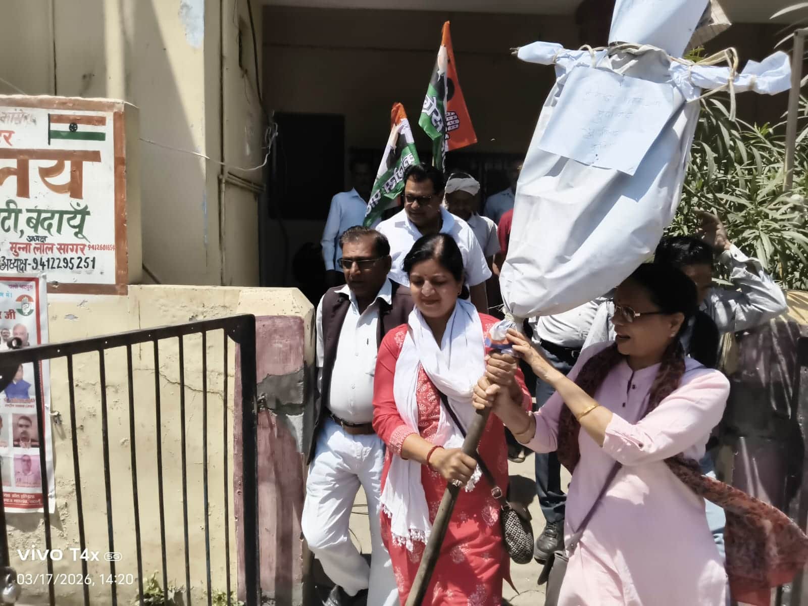 असम के सीएम का पुतला फूंकने जाते कांग्रेसी। स्रोत- पार्टी