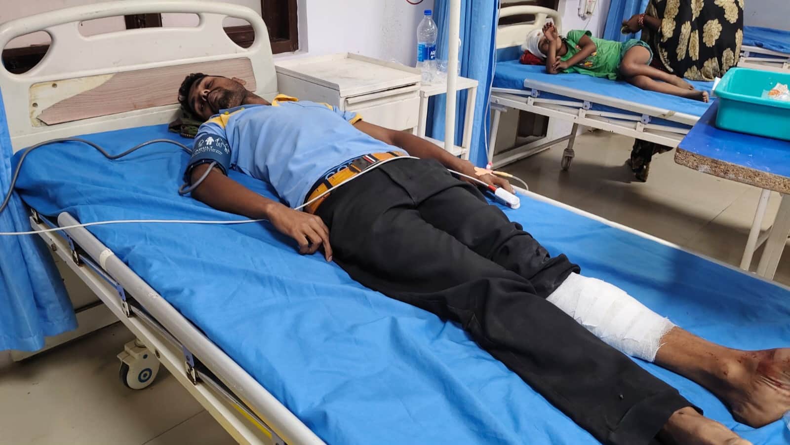 अस्पताल में इलाजरत जख्मी पंप कर्मी