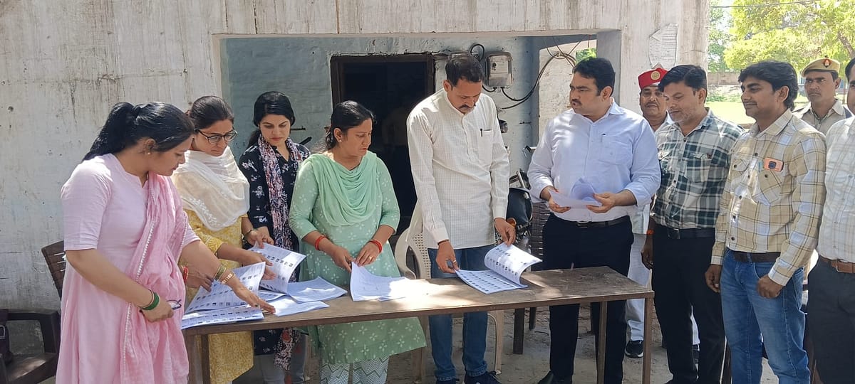 Hathras News: वोटर बनने के लिए उत्साह, 69,477 नए नाम सूची में जुड़े