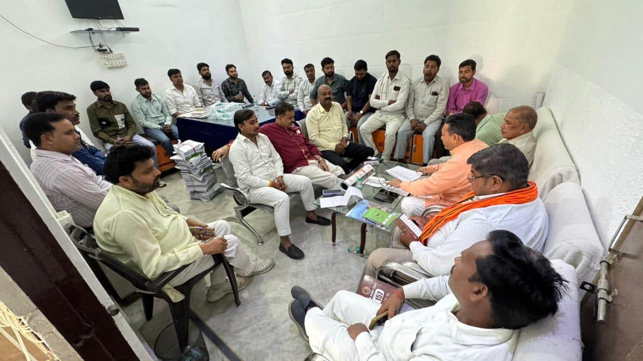 भाजपा की कामकाजी बैठक में मौजूद भाजपा पदाधिकारी। स्रोत संगठन