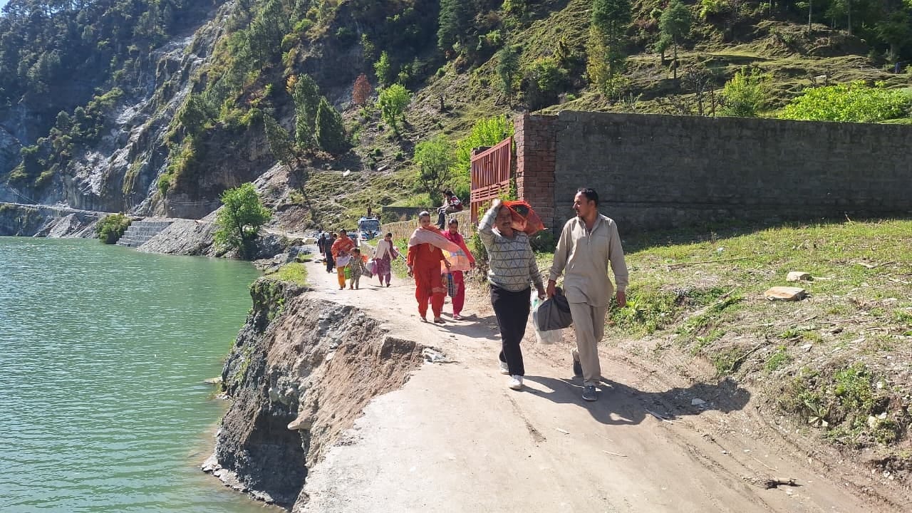 बनी से भडार की छह पंचायतों को जोड़ने वाली सड़क बहने से पैदल चलने को मजबूर लोग, यातायात हुआ ठप