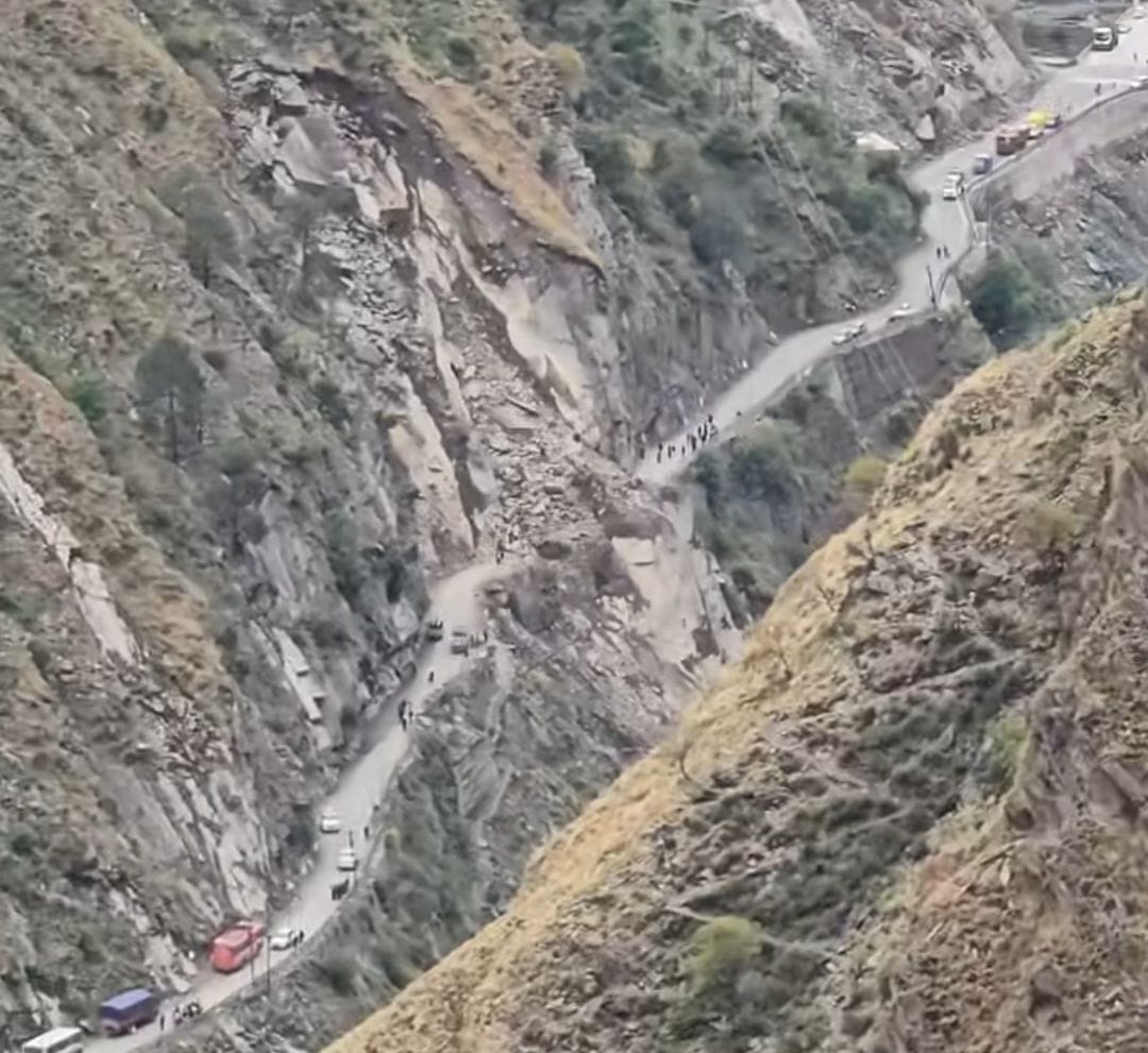 NH closed, passengers reached home by exchanging vehicles