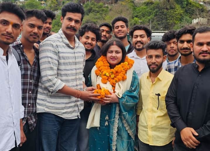 चमोली में ग्राम प्रधान संगठन की प्रदेश अध्यक्ष योगिता रावत का हुआ फूल-मालाओं से स्वागत। स्रोत: 