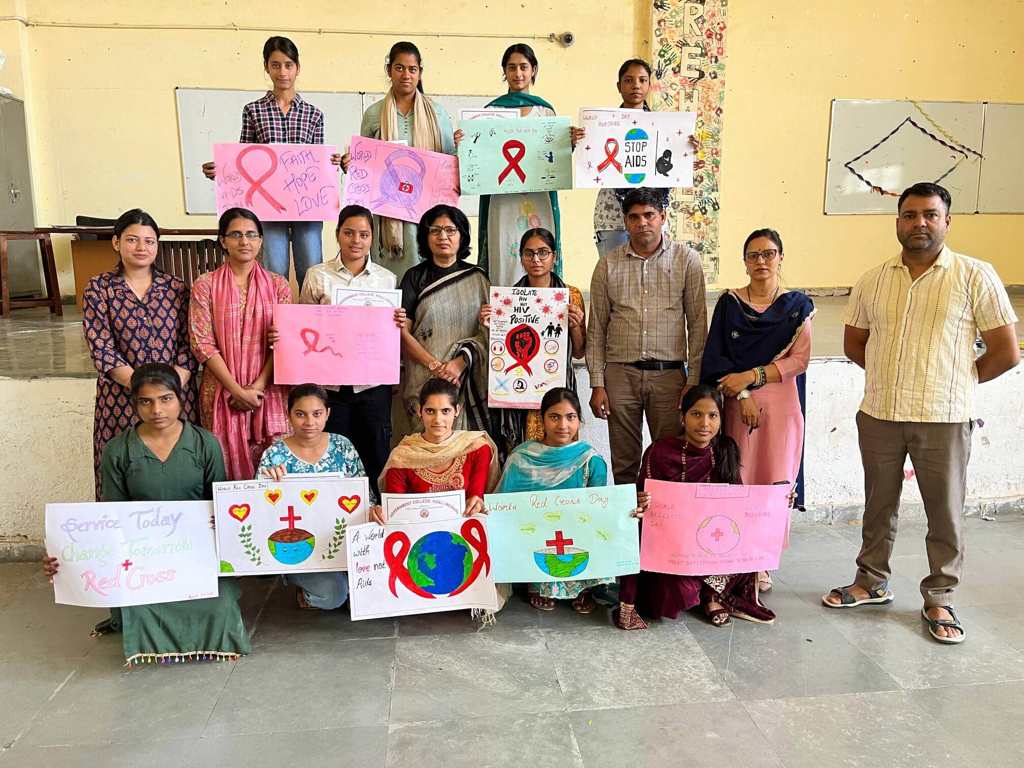 एड्स जागरूकता कार्यक्रम में एकजुट विद्यार्थी व शिक्षक। स्रोत : कॉलेज