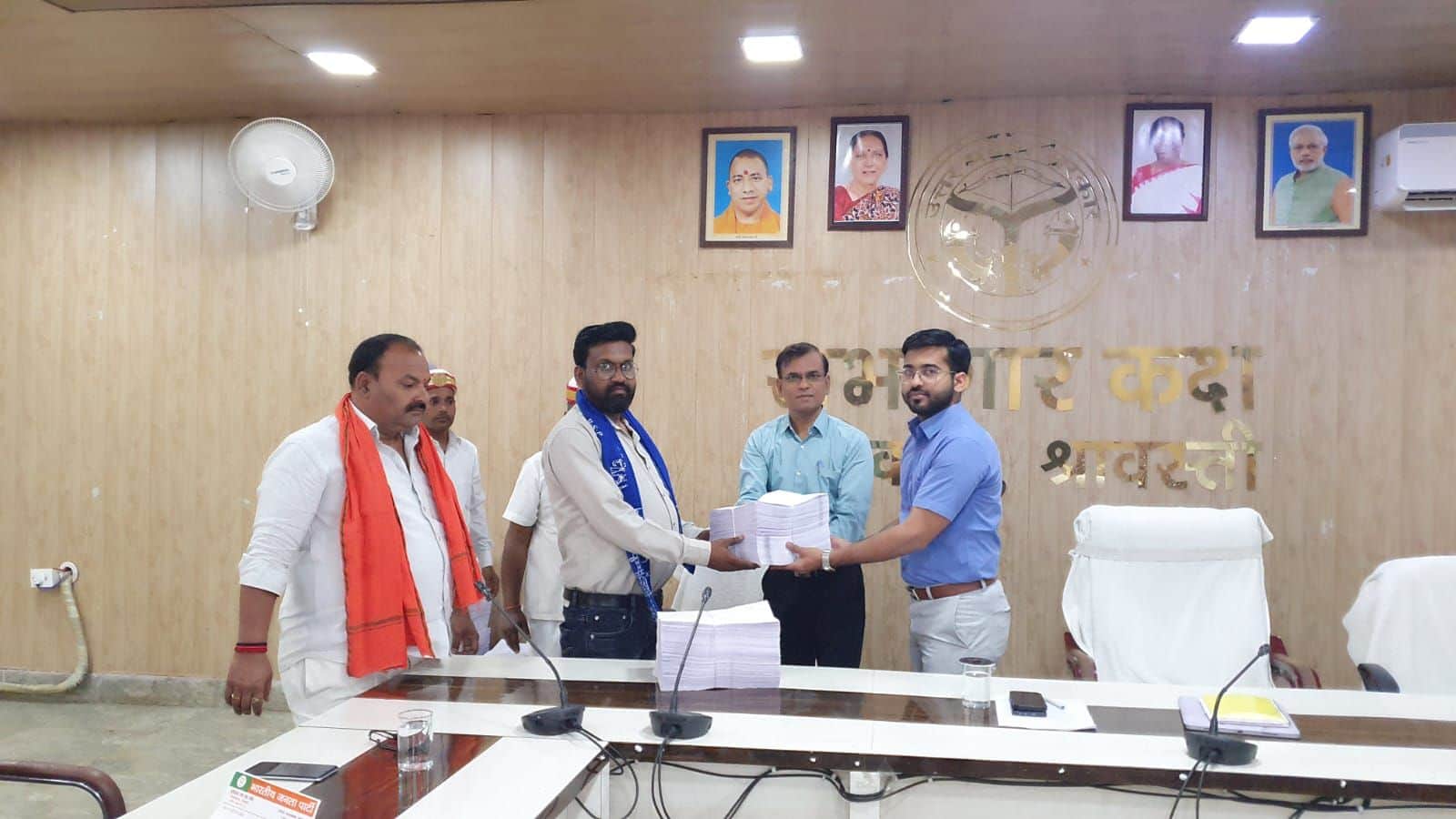 एसआईआर के बाद बसपा जिलाध्यक्ष को मतदाता सूची देते सीडीओ।