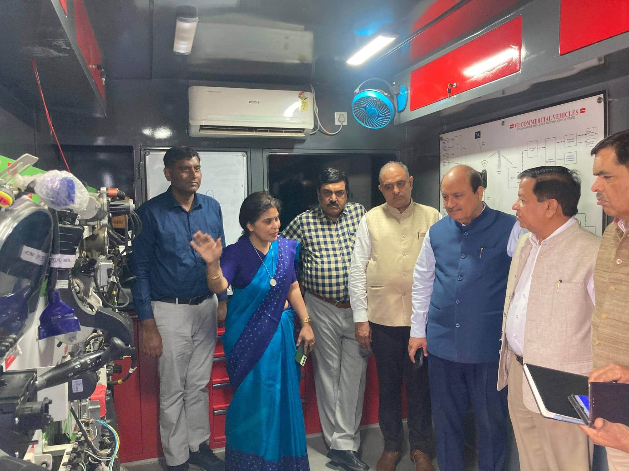 फैक्ट्री ऑन व्हील्स प्रदर्शनी में पहुंचा विवि स्टाफ। स्रोत : विवि