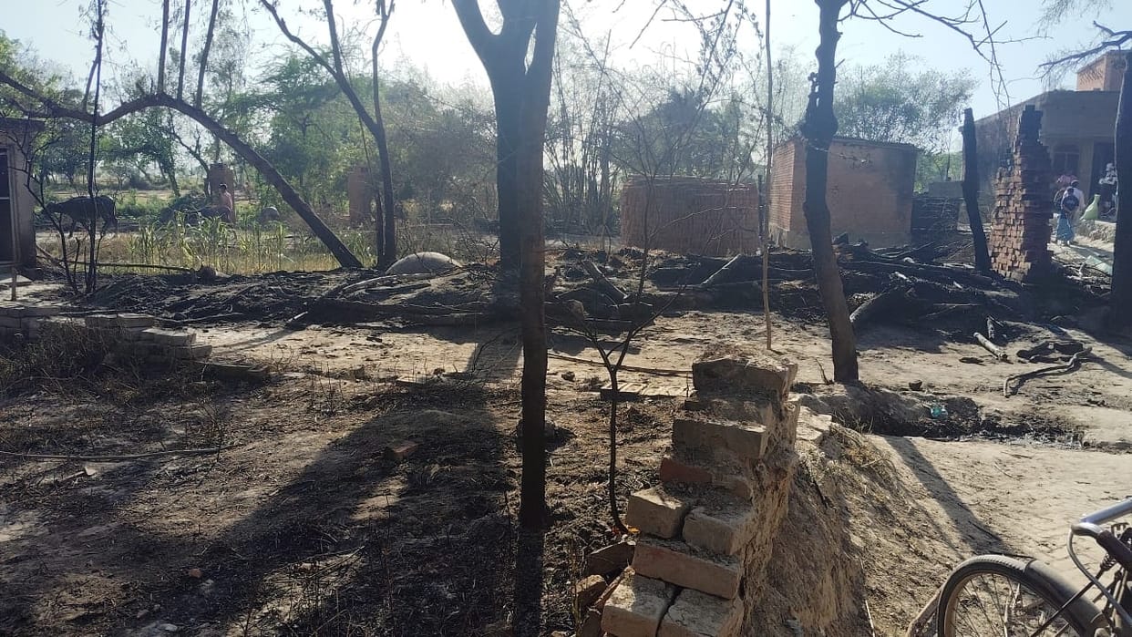The fire destroyed 11 residential huts and destroyed household goods.