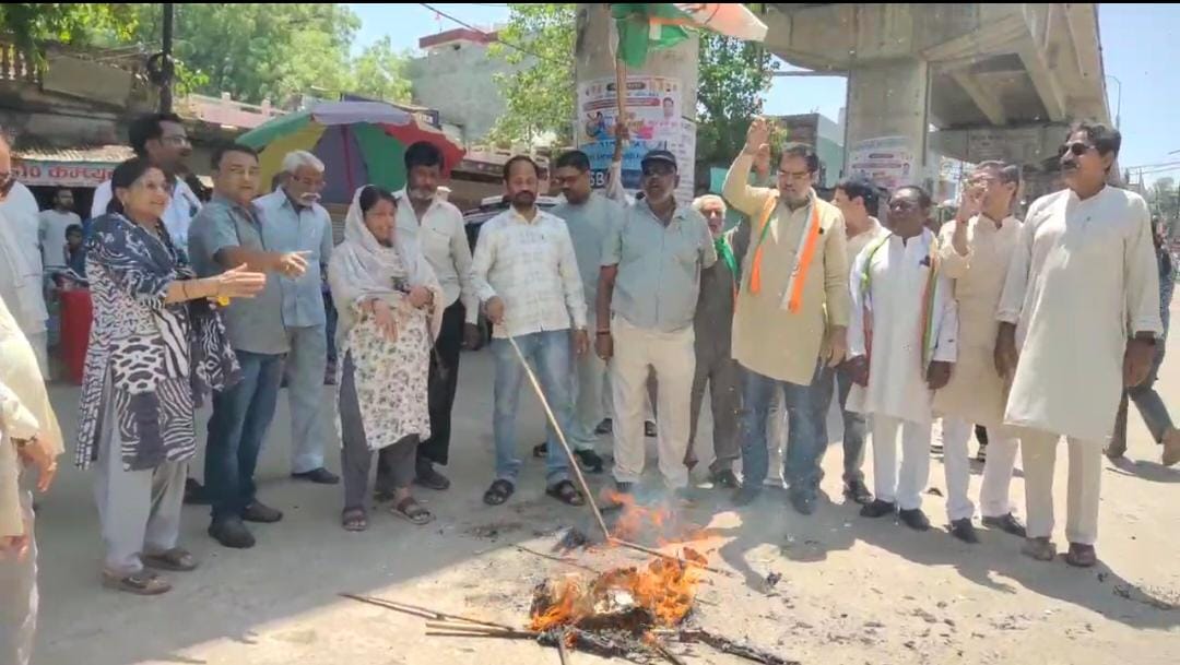 Congress workers burn effigy of Assam Chief Minister over his indecent remarks