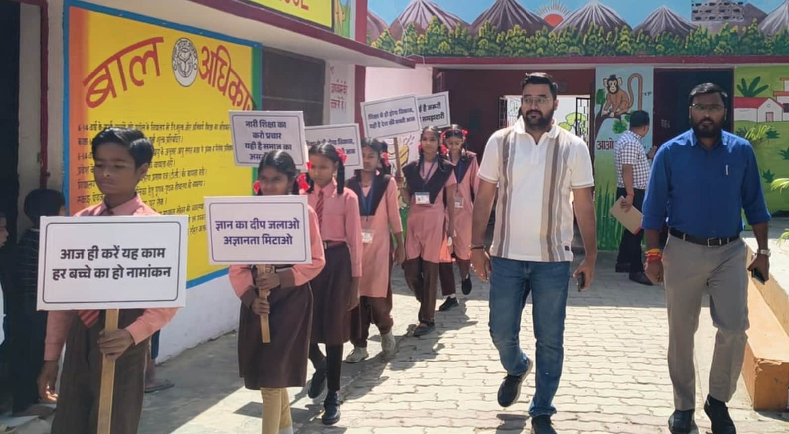 फोटो-10- बलरामपुर धुसाह में निकली स्कूल चलो रैली की अगुवाई करते बीएसए। स्रोत विभाग