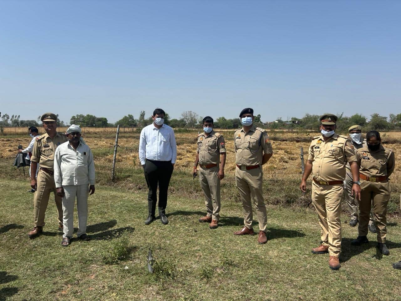 फोटो - 10 क्रब खोदने के दौरान मौजूद अधिकारी व पुलिस। संवाद