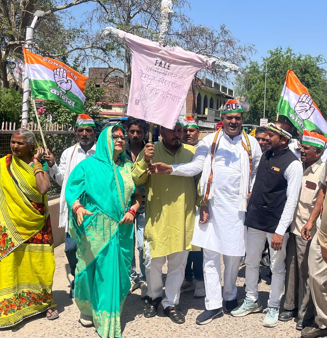 Congress protests against Assam CM, fails to burn effigy