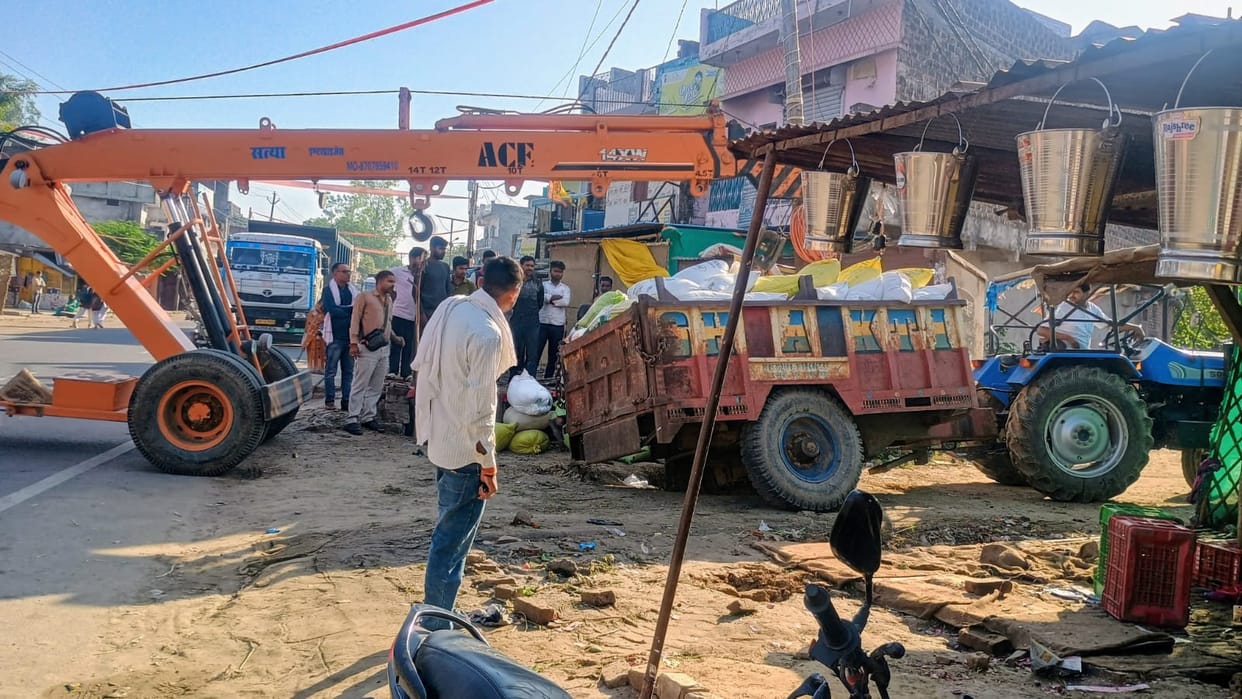 Trolley sinks in a pit, causing panic