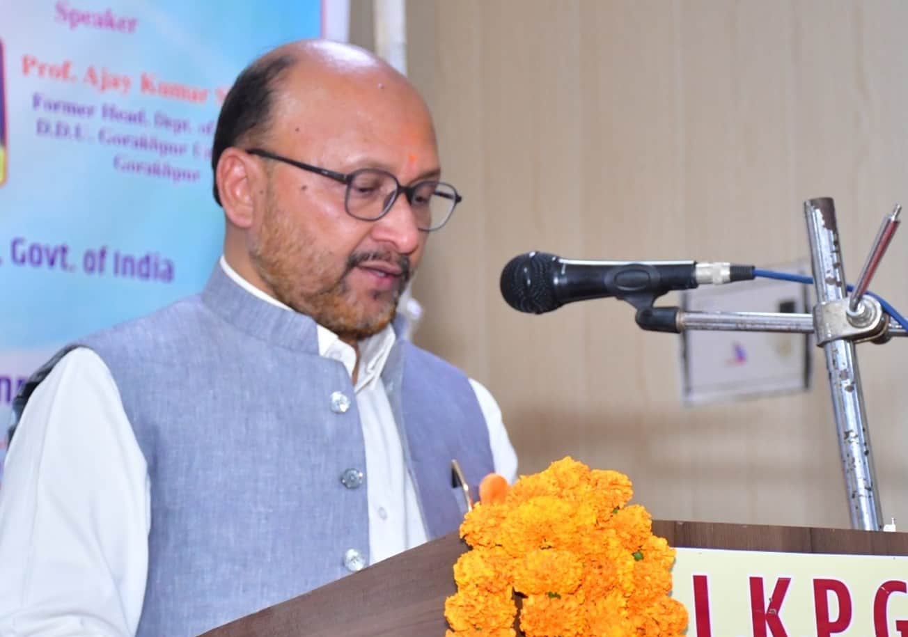 फोटो-17- एमएलके महाविद्यालय में आयोजित संगोष्ठी में जानकारी देते कुलपति प्रो. रवि शंकर सिंह। स्