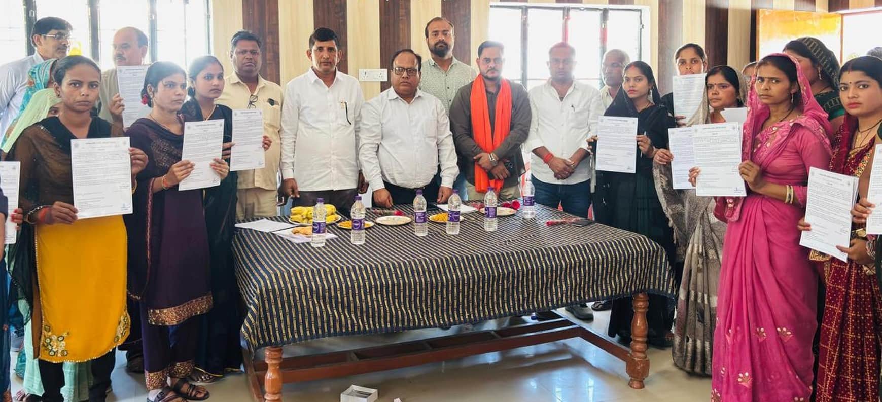 फोटो-24- श्रीदत्तगंज ब्लॉक में आंगनबाड़ी सहायिकाओं को दिए गए नियुक्ति पत्र। स्रोत विभाग