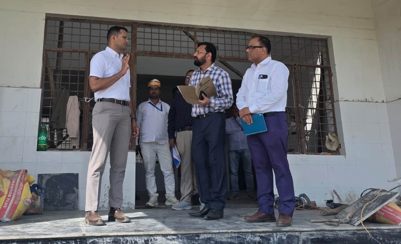 फोटो-25- बलरामपुर के लैबुड़वा स्थित राजकीय महिला आईटीआई का निरीक्षण करते डीएम विपिन कुमार जैन।