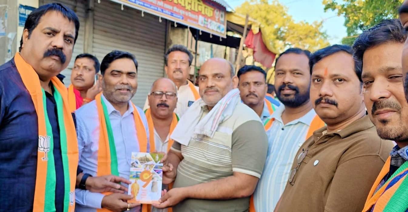 फोटो-26- उतरौला में वार्ड चलो अभियान के तहत लोगों से मुलाकात करते विधायक राम प्रताप वर्मा। स्रो