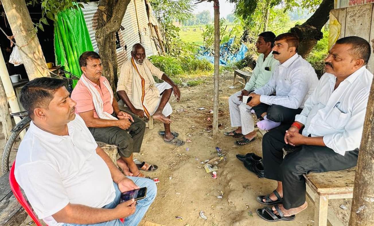 फोटो-3- महदेइया बाजार में मतदाता सूची प्रकाशन पर चर्चा करते लोग। संवाद