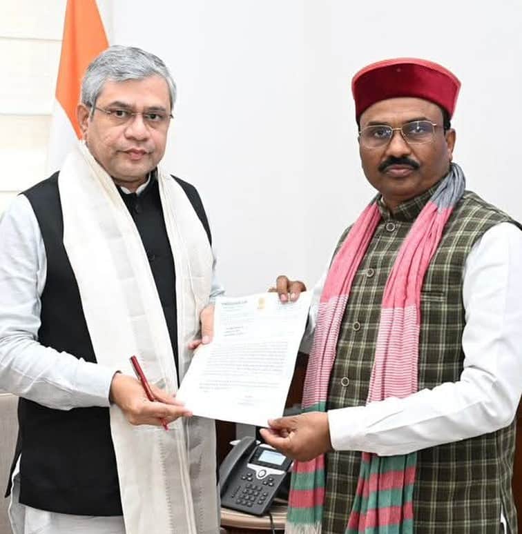 फोटो-31- केंद्रीय रेलमंत्री अश्विनी वैष्णव को मांग पत्र सौंपते श्रावस्ती सांसद। स्रोत सांसद प्र