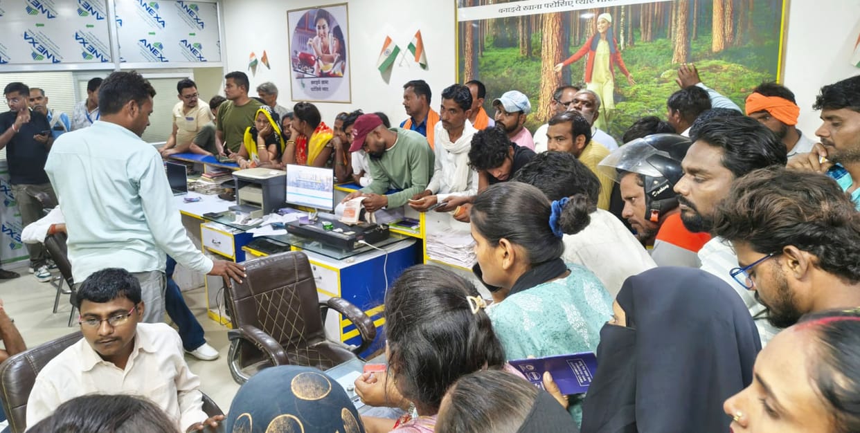 People upset due to not getting gas cylinder for two days, returned in anger