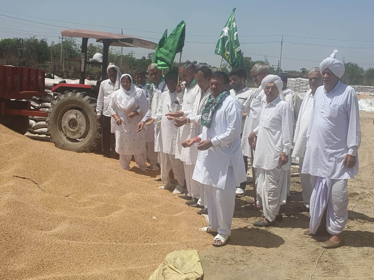 फोटो-58: आसौदा अनाज मंडी में पहुंचे इनेलो नेता। स्रोत पार्टी