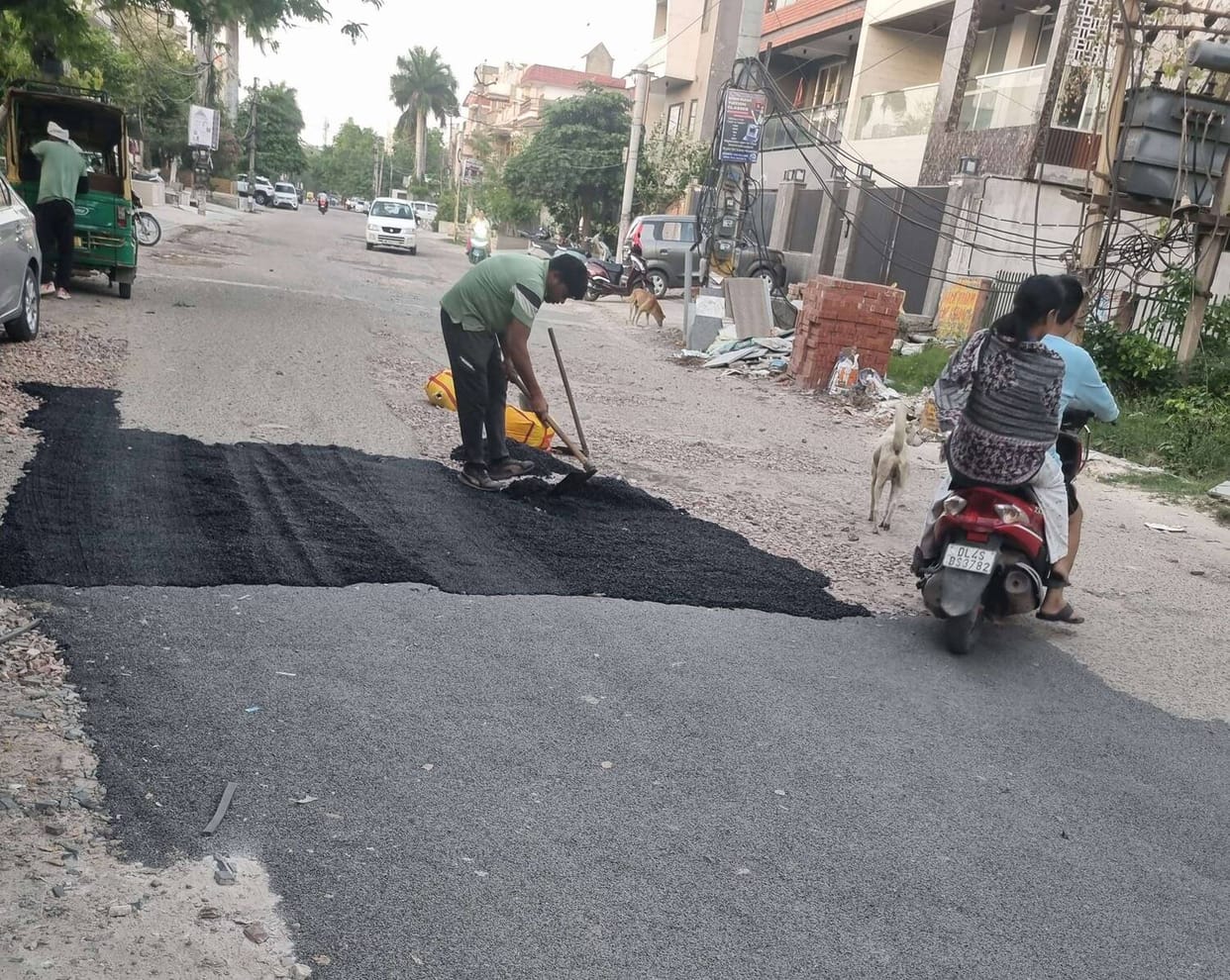 Repair of dilapidated roads of Sector-6 started, potholes are being filled