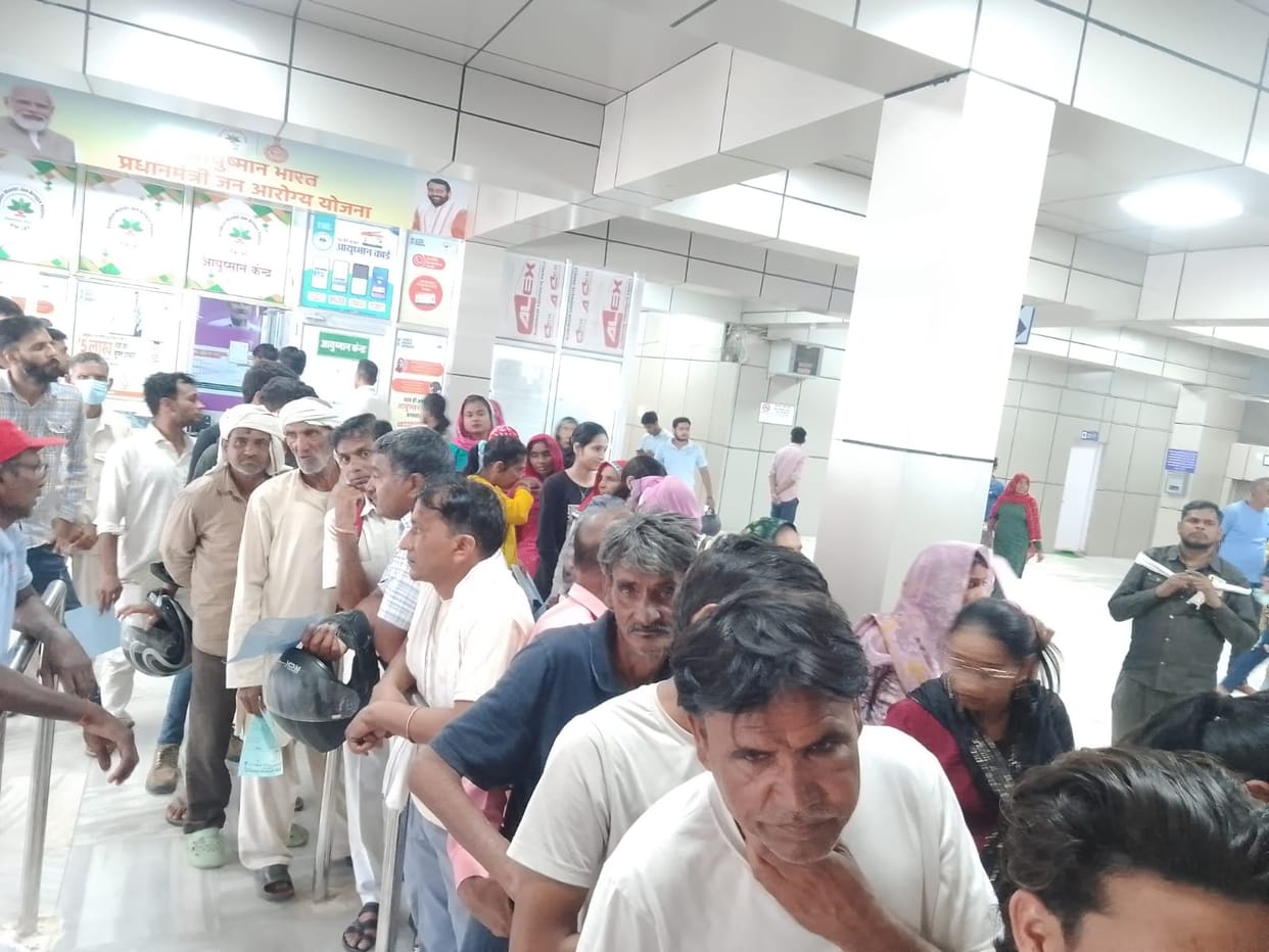 Congestion at Hospital Pharmacy Counter Patients Face Increased Hardship Due to Hour Wait