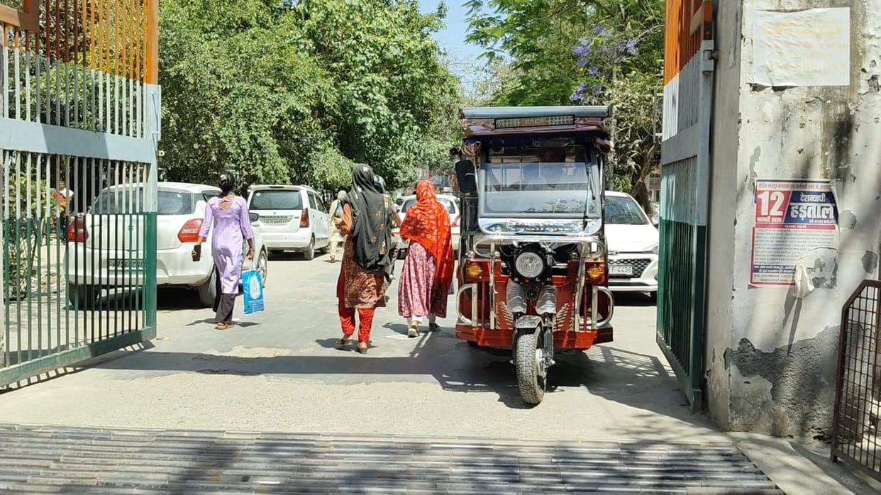 Chaos at the hospital's main entrance, with ambulances also stuck in the traffic jam.