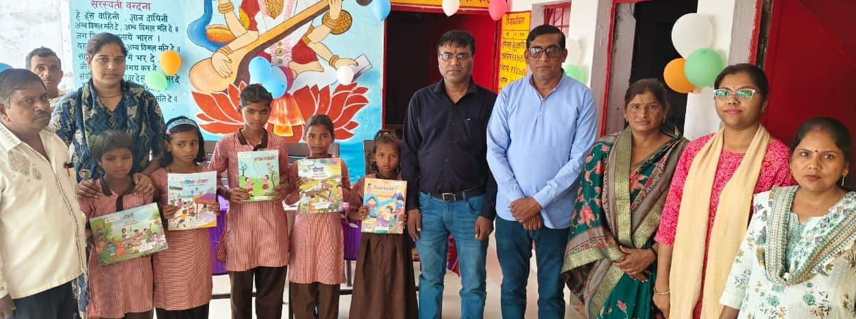 फोटो01सोरोंजी के कंपोजिट प्राथमिक विद्यालय चकेरी में बच्चों को पुस्तकें वितरित करते शिक्षक। 