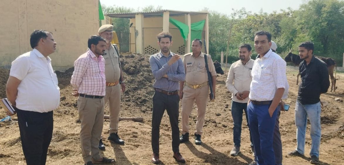 Officials are busy improving the arrangements of the cowshed.