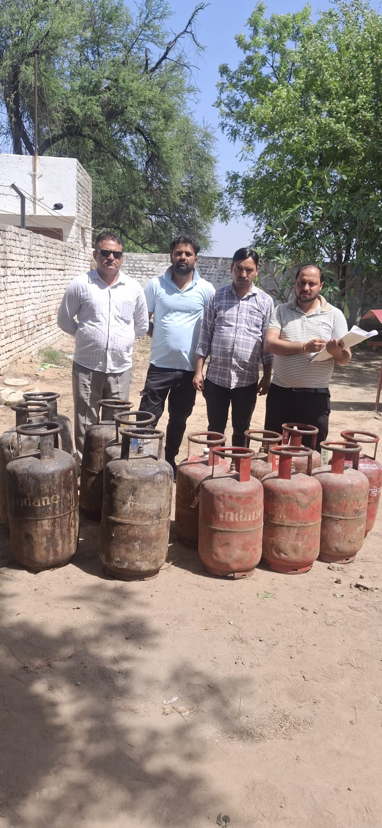 13 domestic gas cylinders used in commercial establishments seized