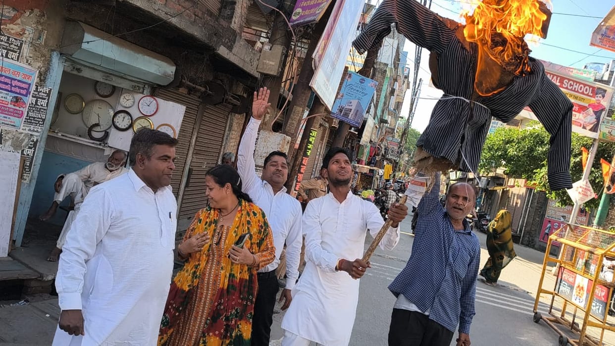 Effigy burnt in protest against Assam CM's statement