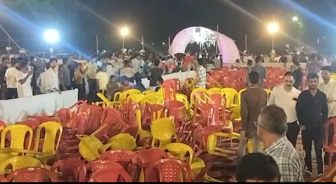 विश्व शांति सम्मेलन में टूटी कुर्सियां