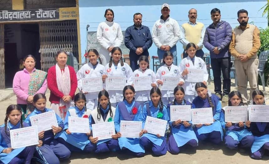 घनसाली  रौंसाल हाईस्कूल में ताइक्वांडो प्रशिक्षण छात्राओं को वितरित किए गए प्रमाणपत्र। स्रोत जा