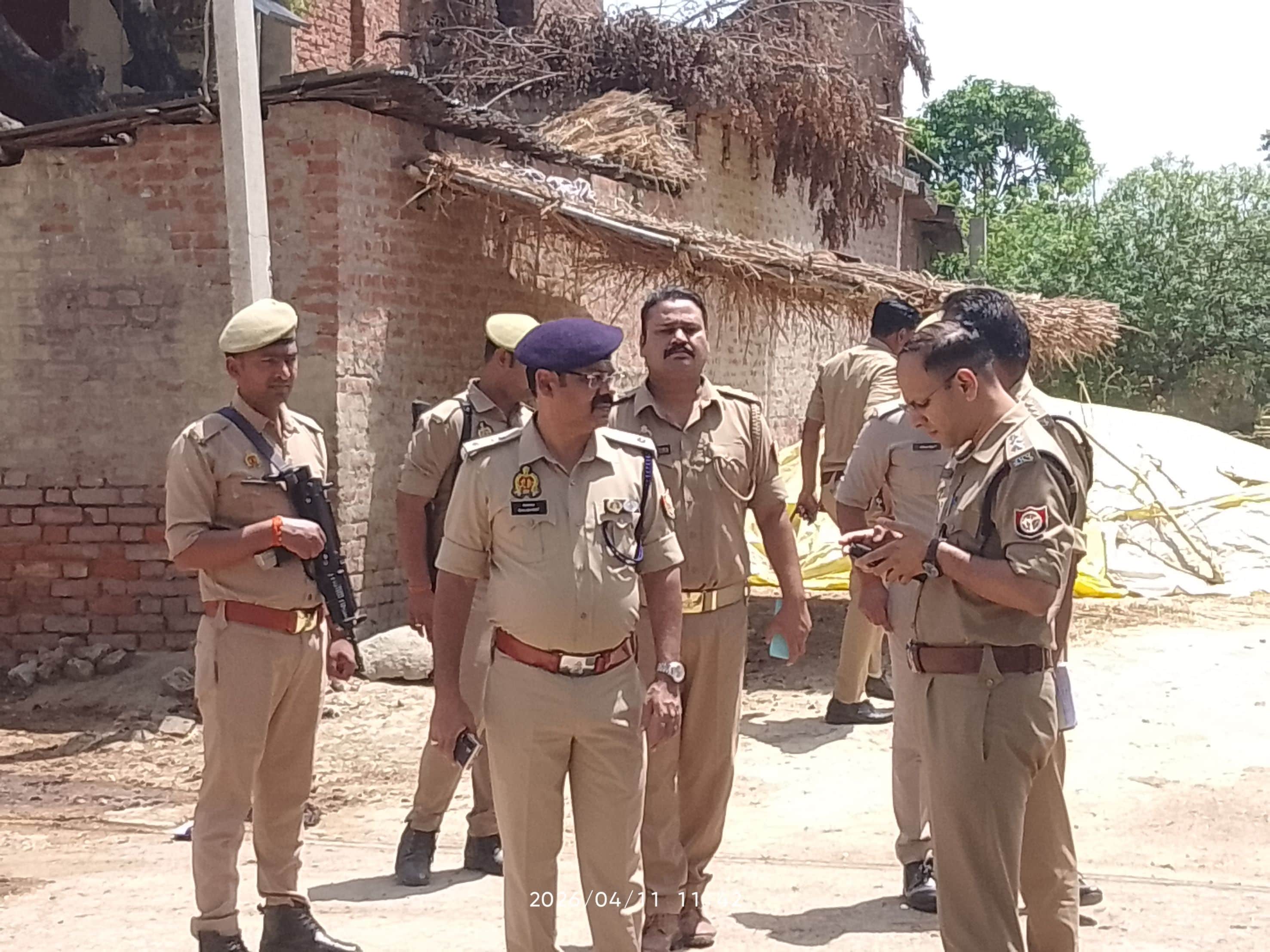 घटनास्थल पर पहुंचे पुलिस के अधिकारी।