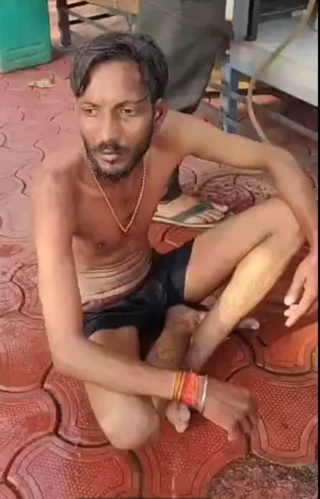 घायल ठेला संचालक।