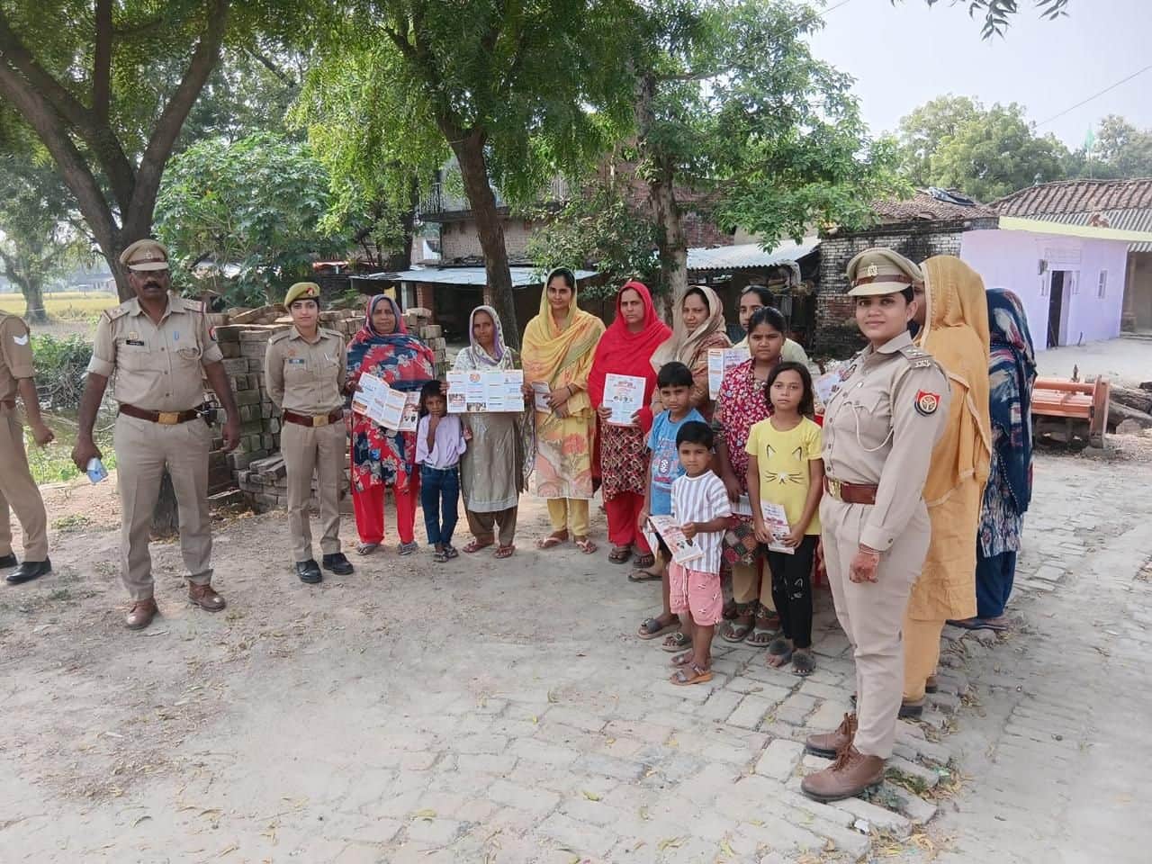 हिसामुद्दीन पुर में इनायतनगर की मिशनशक्ति टीम।