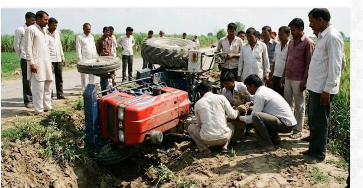 इस्लामनगर में पलटे ट्रैक्टर के नीचे युवक को निकालने का प्रयास करते ग्रामीण। संवाद