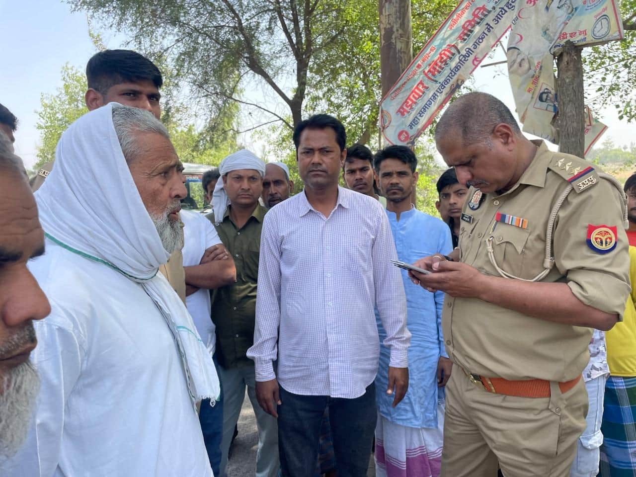 जहांगीरगंज के बिड़हर पुलिस चौकी के निकट शनिवार सुबह लूट के बाद मौके पर पहुंचकर जांच करती पुलिस।