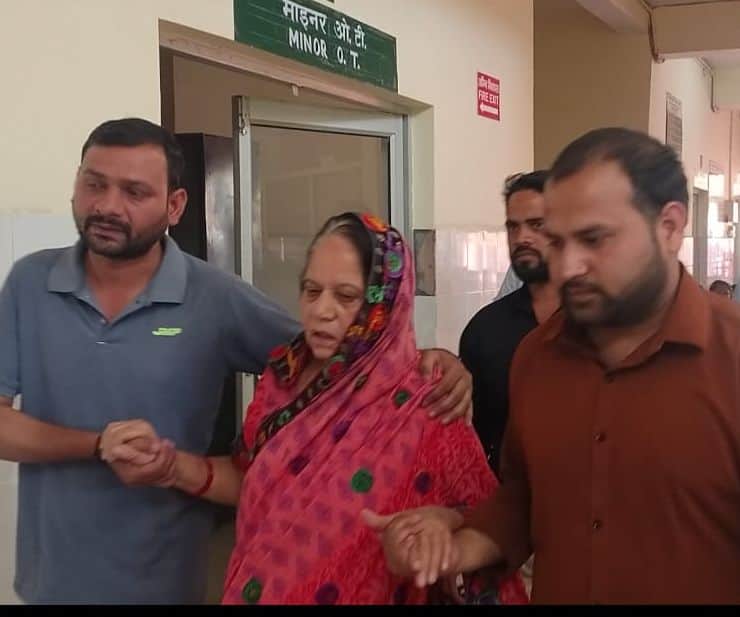 जिला अस्पताल में पहुंची डॉक्टर की मां मिथलेश। स्रोत पुलिस