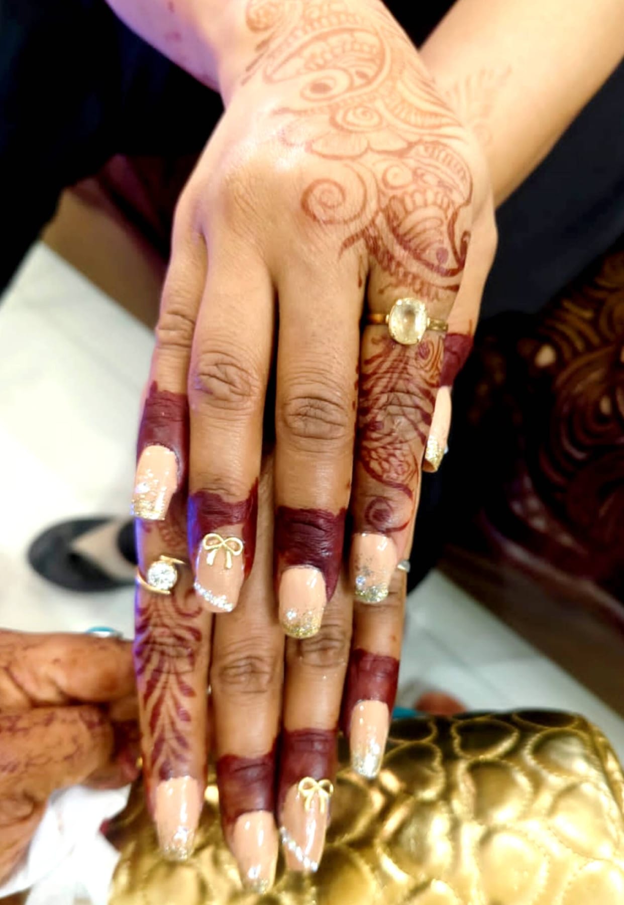 Women also pay attention to the beauty of nails and hair