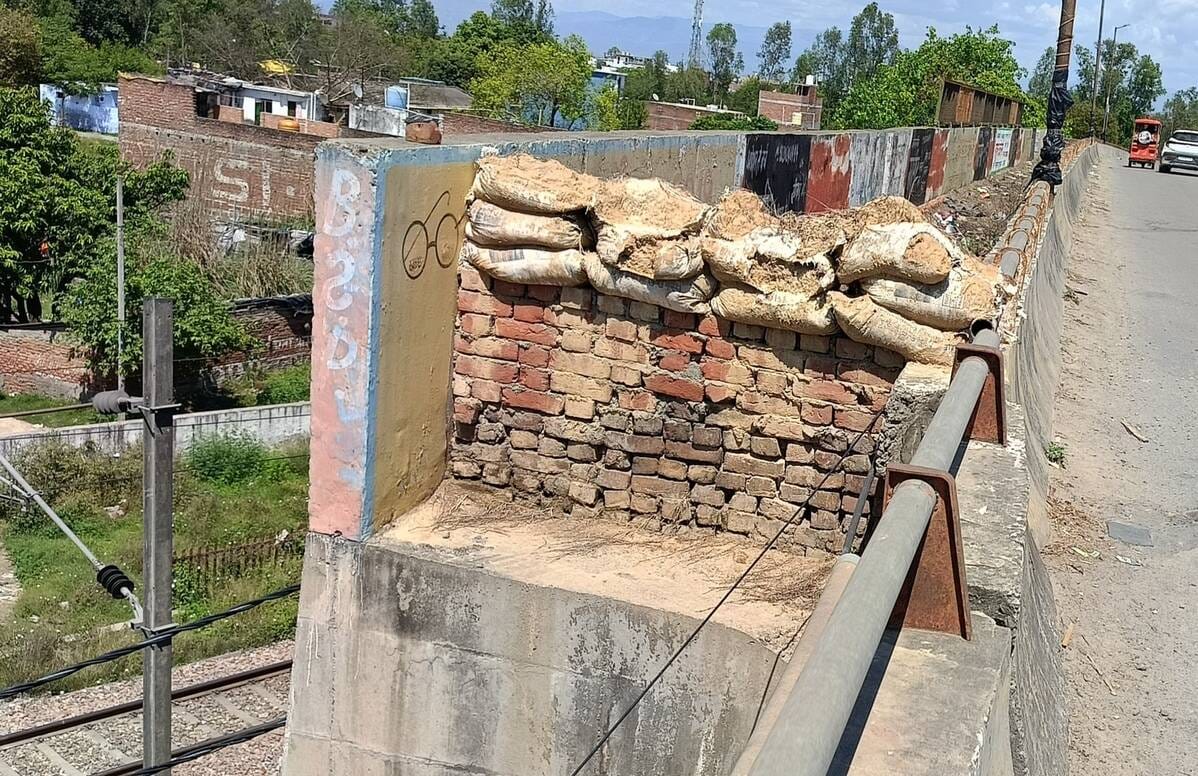 When will stairs be built at the railway crossing? Residents are risking their lives crossing the railway line.