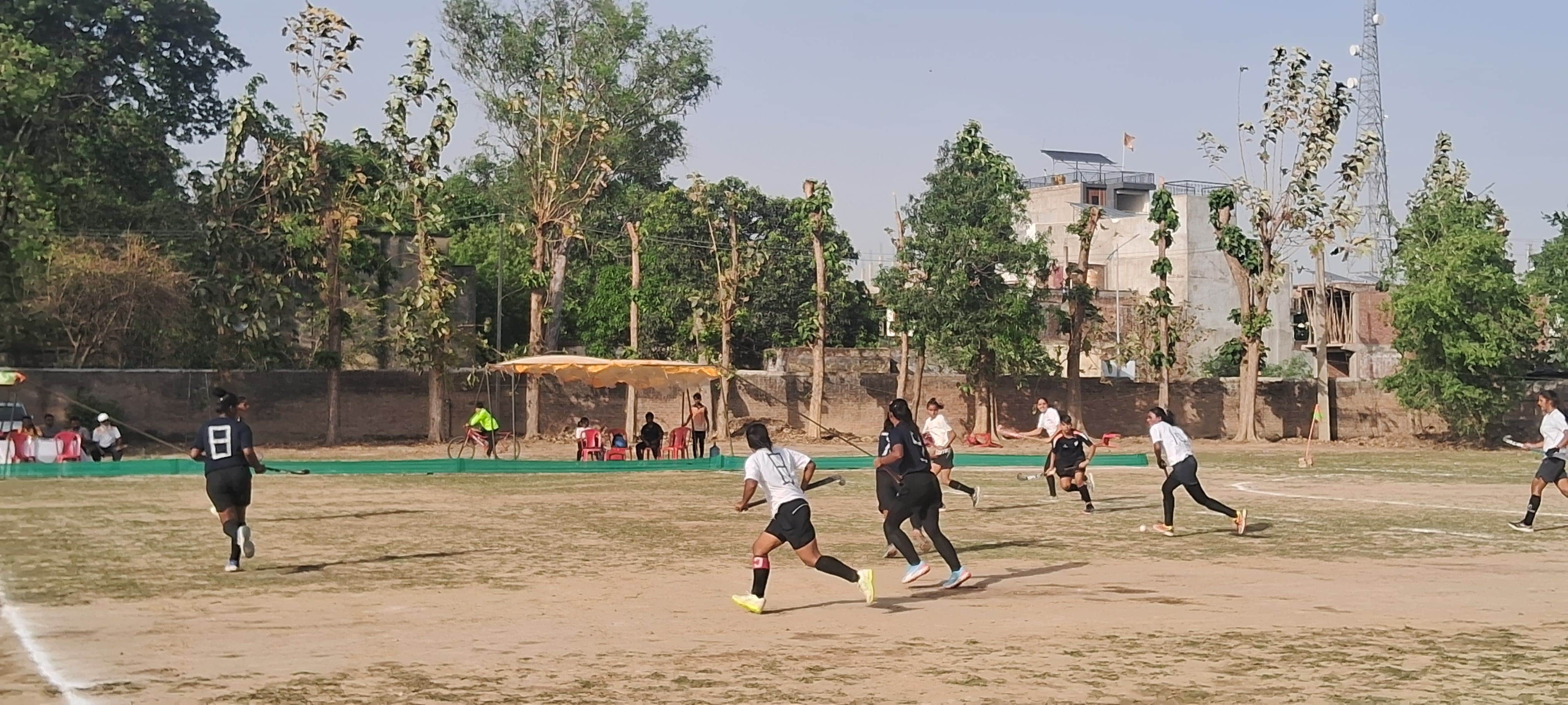 जलालपुर के नरेंद्र देव इंटर कॉलेज में अंतरराज्यीय महिला हॉकी प्रतियोगिता के तीसरे दिन शनिवार को