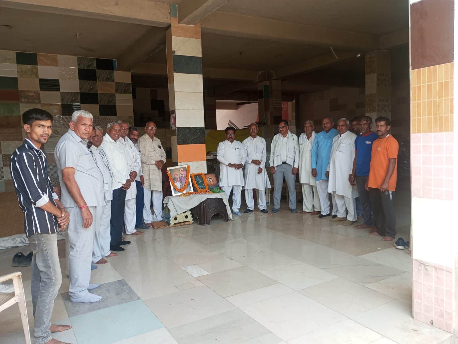 ज्योतिबा फुले और डॉ. भीमराव आंबेडकर की तस्वीर को श्रद्धांजलि देते कांग्रेस एससी विभाग की टीम। स