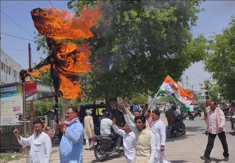 Effigy of Assam Chief Minister burnt for using indecent language