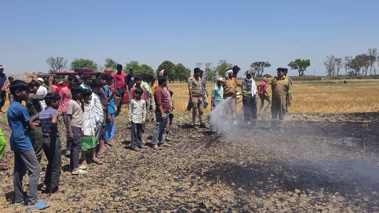 40 bigha wheat crop burnt to ashes due to fire