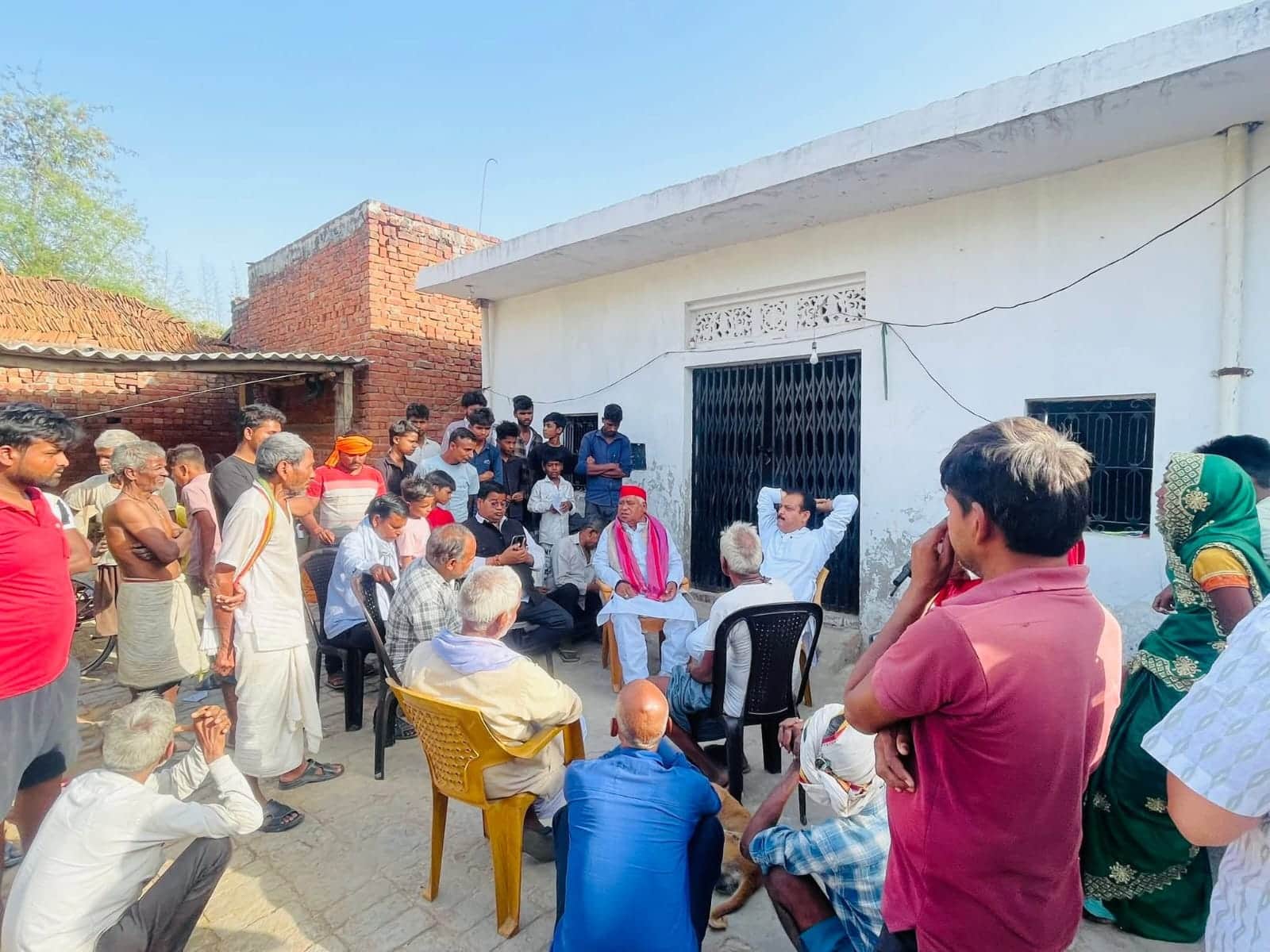 करेरु में मृतक के घर शोक संवेदना व्यक्त करने पहुंचे सांसद अवधेश प्रसाद।