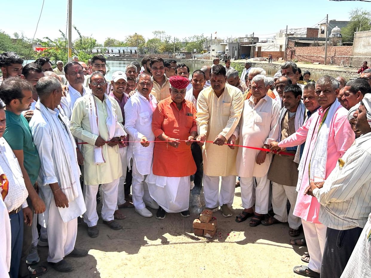 MLA Chaudhary Babulal laid the foundation stone for the road, the Malikpur-Nagla Saliga road will be built at a cost of 1.64 crore, the MLA performed the Bhoomi Pujan.